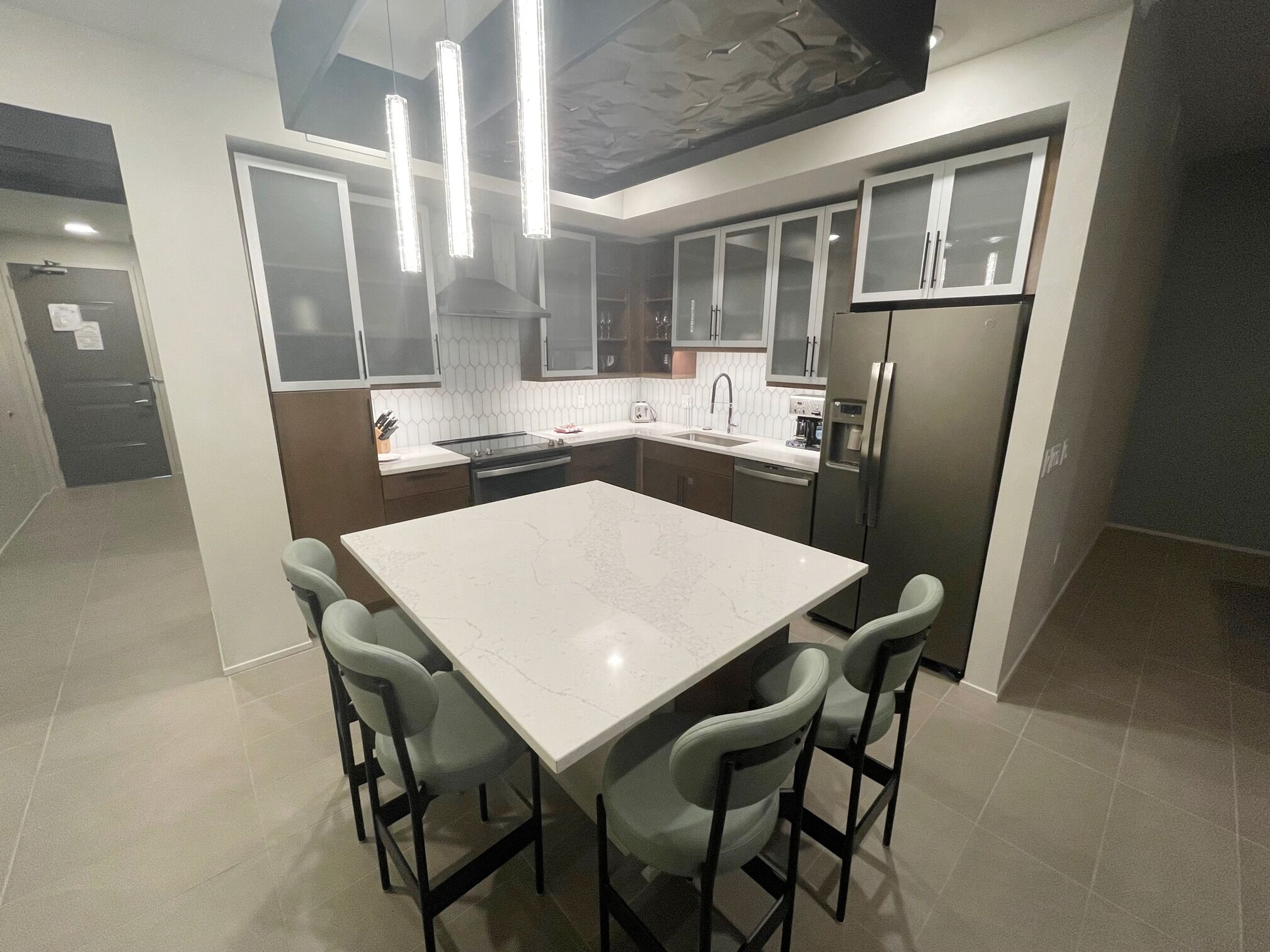 fridge, microwave, dishwasher, coffee/tea maker