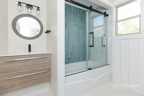 Duschwanne, Haartrockner, Handtücher, Toilettenpapier