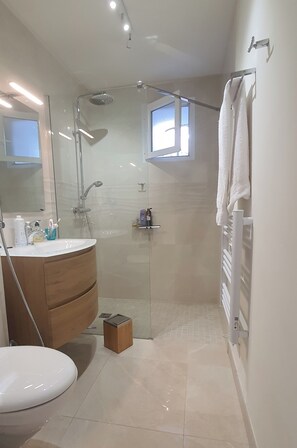 Shower, hair dryer, towels, toilet paper - SARTENE, BEAUTIFUL 52m2 APARTMENT ON PRIVATE GARDEN GROUND, (Sartène)