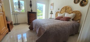 1 chambre, fer et planche à repasser, draps fournis