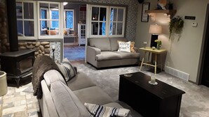 Smart-TV, peis, DVD-spiller og bøker