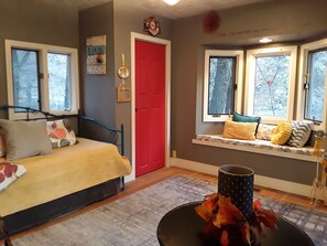 3 chambres, fer et planche à repasser, lit de bébé portatif