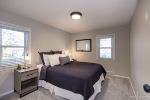 3 bedrooms, free WiFi, bed sheets, wheelchair access - Remodeled 3 bedroom home in Monona. Close to Downtown! (Monona)