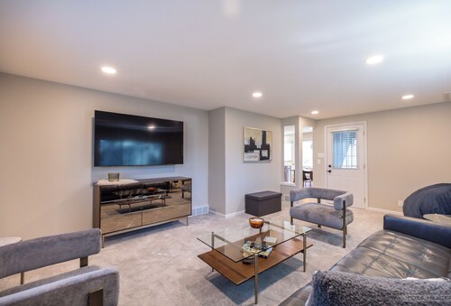 Remodeled 3 bedroom home in Monona. Close to Downtown!