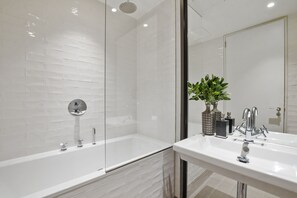 Departamento, 2 habitaciones | Baño | Regadera, secadora de cabello, toallas