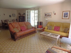 Een televisie, een dvd-speler, een tafeltennistafel en boeken