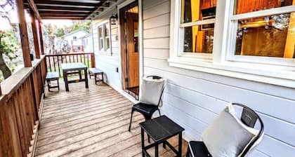 #10. Fox's Hillside Hideaway - with Firepit & Fireplace