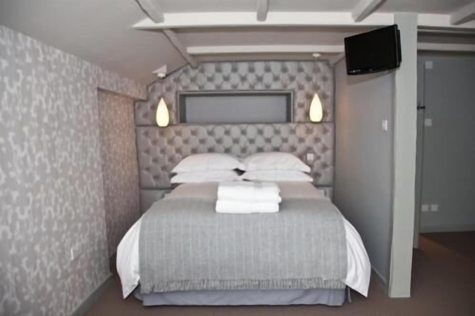 Individually decorated, iron/ironing board, free WiFi, bed sheets