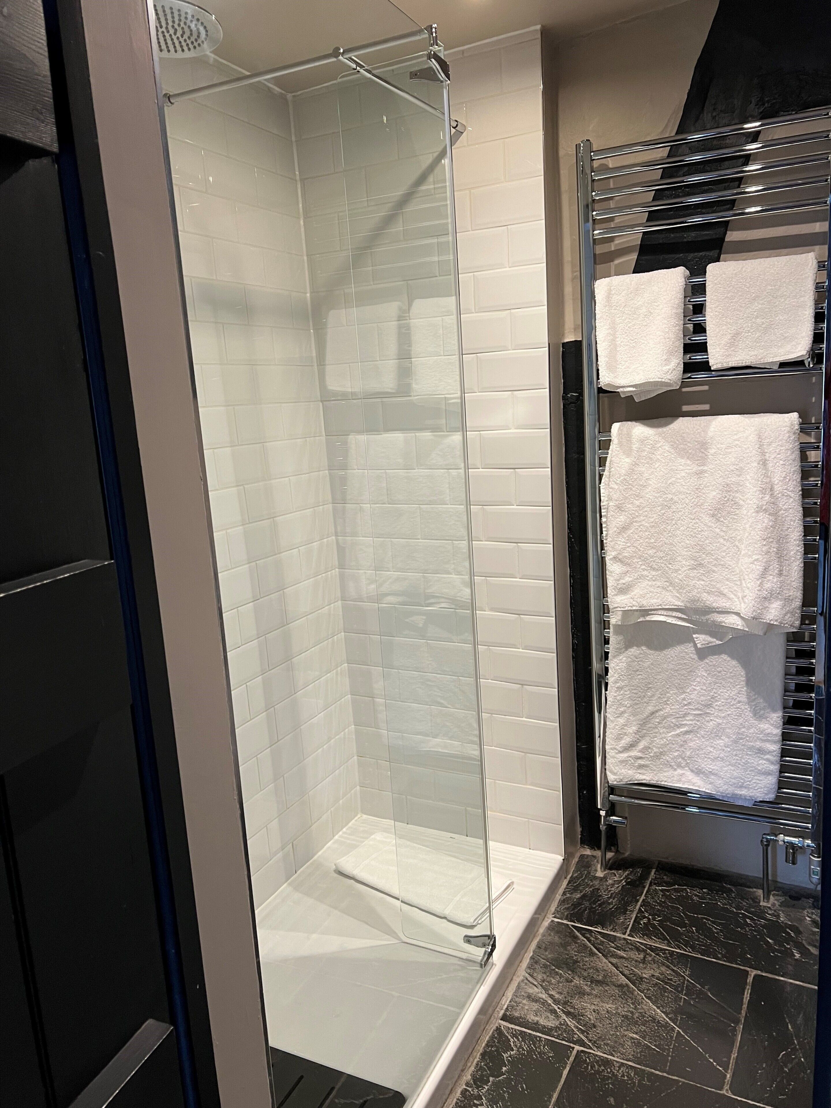 Habitación doble clásica | Baño | Regadera, amenidades de baño gratuitas, secadora de cabello, toallas 
