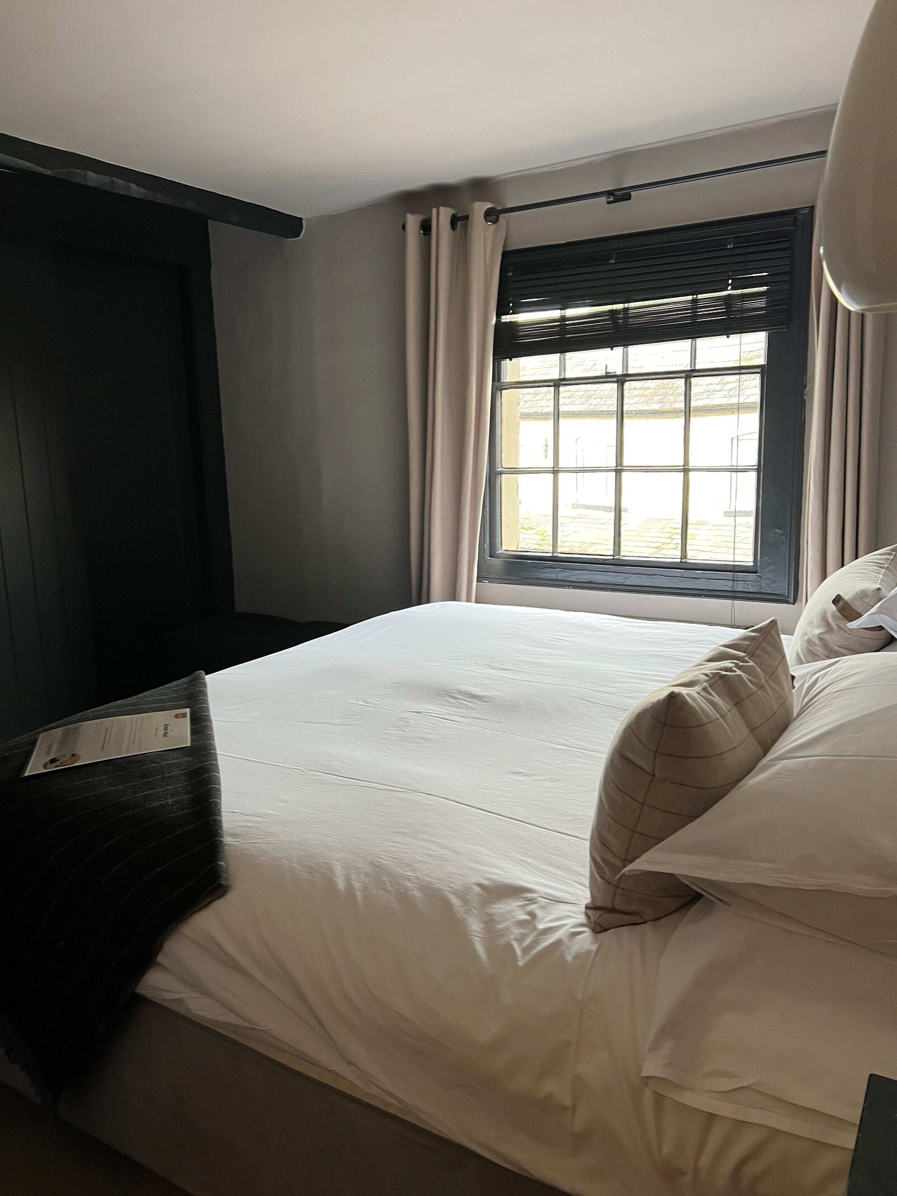 Quarto casal clássico | Individualmente decorados, ferros/tábuas de passar roupa