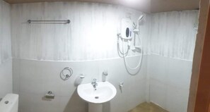 Studio | Badkamer | Een douche, handdoeken