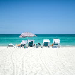 Sulla spiaggia, sabbia bianca, teli da spiaggia