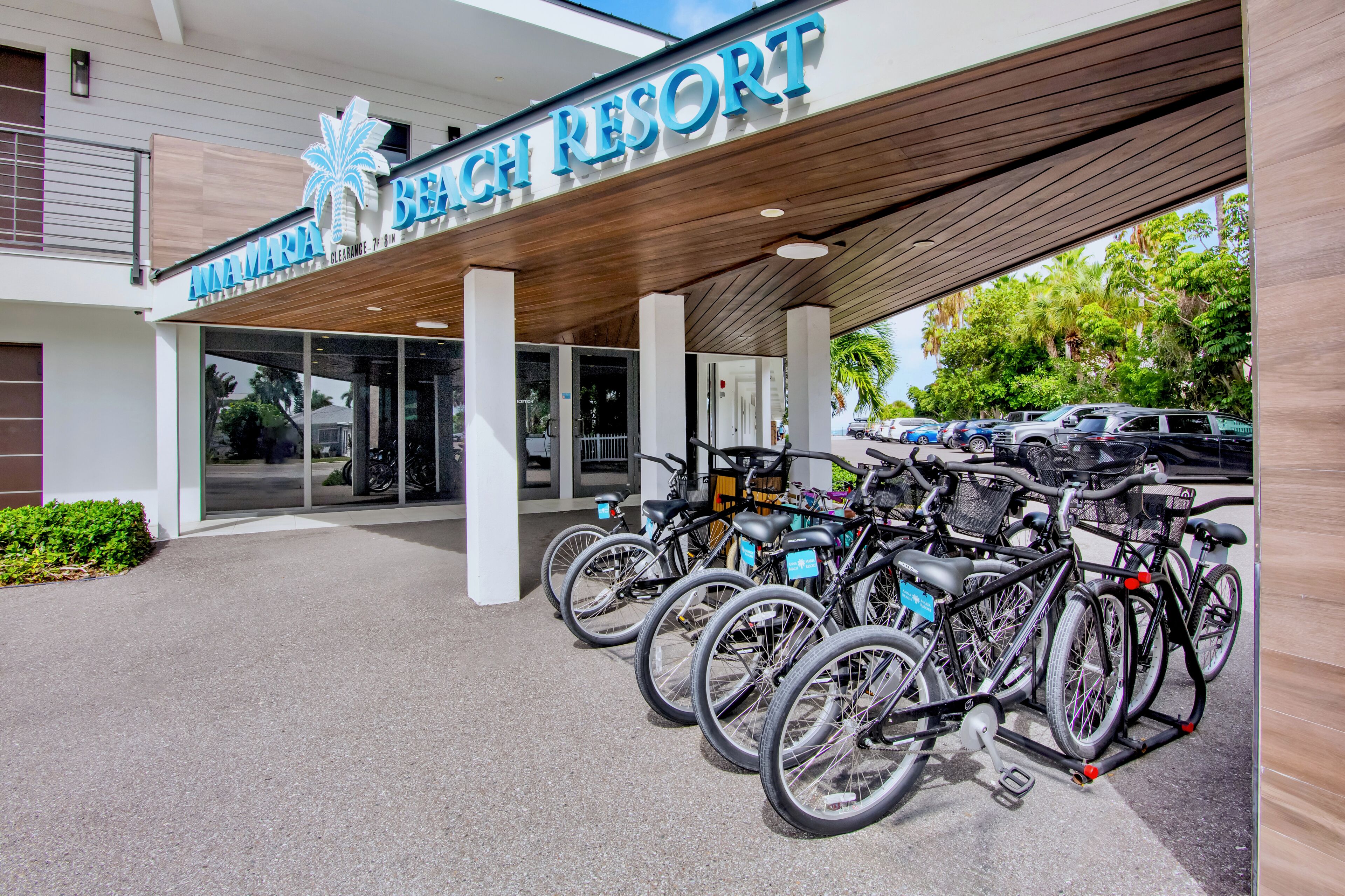 Un edificio con un cartel que dice 'Beach Resort' y una fila de bicicletas estacionadas afuera.