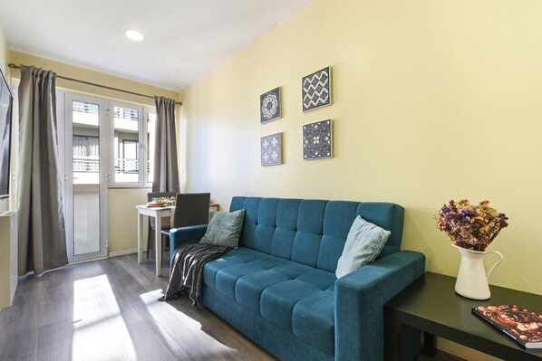 TV - Casa do Raio II w/ Balcony - Sé Apartments (Braga)
