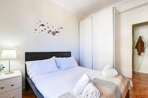 1 habitación, tabla de planchar con plancha, internet y ropa de cama