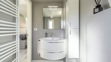 Studio | Bathroom | Shower, rainfall showerhead, hair dryer, towels