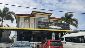 A building with a signboard for 'Z DIRGAHAYU 313' offering services like wedding, graduation, and seminars. - Hotel O Z Dirgahayu 313 (Kota Bharu)