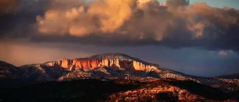 Un paysage montagneux caractérisé par un sommet imposant et une vallée en contrebas.