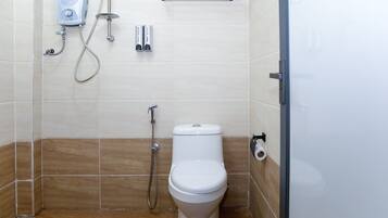 Shower, bidet, towels