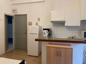 Réfrigérateur, micro-ondes, four, plaque de cuisson