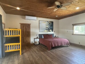 2 bedrooms, desk, iron/ironing board, travel cot - Lakeview 4 Acres-Zipline, Playfort near Waterfalls, Hiking, Fishing (Oroville)