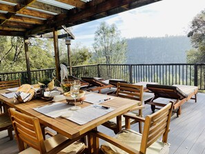 Outdoor dining - Lakeview 4 Acres-Zipline, Playfort near Waterfalls, Hiking, Fishing (Oroville)