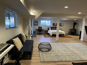 4 bedrooms, desk, free WiFi, bed sheets