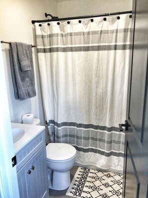 Combined shower/tub, hair dryer, towels, soap - Cozy with plenty of room (Saint John)
