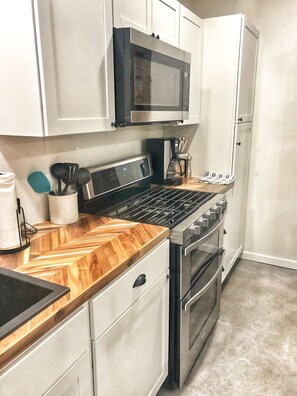 雪櫃、微波爐、焗爐、爐具