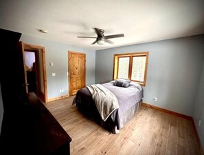 3 bedrooms, free WiFi, bed sheets - Gracie- A spacious house near Swan Lake! (Pengilly)