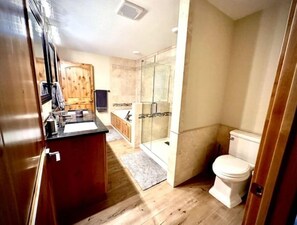 Bañera, bañera de hidromasaje, secador de pelo y toallas