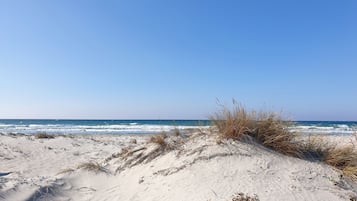 Ligstoelen aan het strand, strandlakens