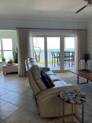 Älytelevisio, takka, kirjoja, musiikkikirjasto