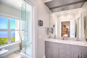 Shower, hair dryer, towels, soap - 3 bedroom 2 bath Ocean front condo on marina with opt boat slip. (Key West)