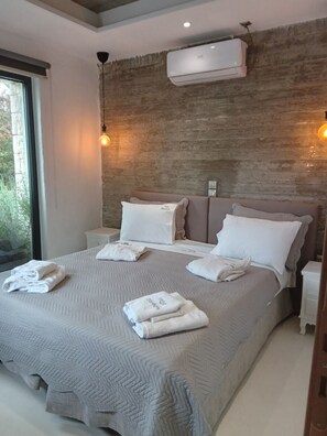 2 bedrooms, iron/ironing board, travel crib, free WiFi