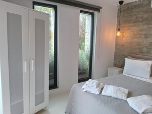 2 bedrooms, iron/ironing board, travel cot, free WiFi