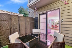 Outdoor dining - *BRAND NEW* "The Pink Palace" @ River Oaks (Houston)