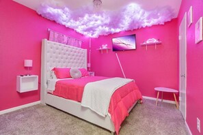 Room - *BRAND NEW* "The Pink Palace" @ River Oaks (Houston)