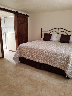 4 bedrooms, desk, iron/ironing board, free WiFi