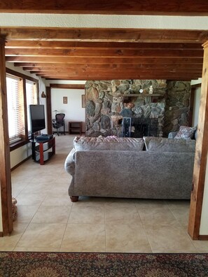 Smart-TV, Kamin, DVD-Player, Bücher