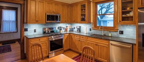 ثلاجة، ميكروويف، فرن، موقد طهي مسطح