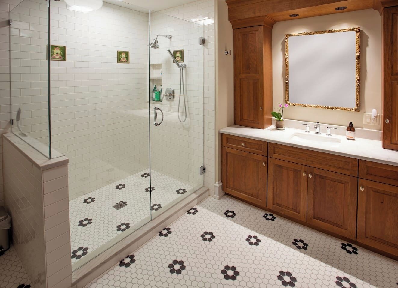 Combined shower/bathtub, hair dryer, towels