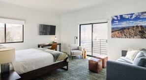 1 King Private Room, 1 Sleeper Sofa, Ensuite Bathroom, Balcony | 고급 침구, 다리미/다리미판, 무료 WiFi, 침대 시트