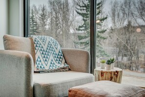 1 King Private Room, 1 Sleeper Sofa, Ensuite Bathroom, Balcony - The Block Hotel & Commons (Silverthorne)