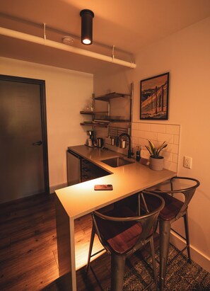 1 Queen Private Room, 1 Futon, Ensuite Bathroom, Wet bar | Premium-sengetøj, strygejern/strygebræt, gratis Wi-Fi, sengetøj