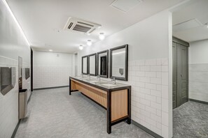 Bruser, miljøvenlige toiletartikler, hårtørrer, håndklæder
