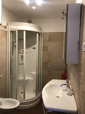 Douche, séchoir à cheveux, bidet, savon