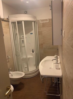 Shower, hair dryer, bidet, soap - Studio (Sauze d'Oulx)