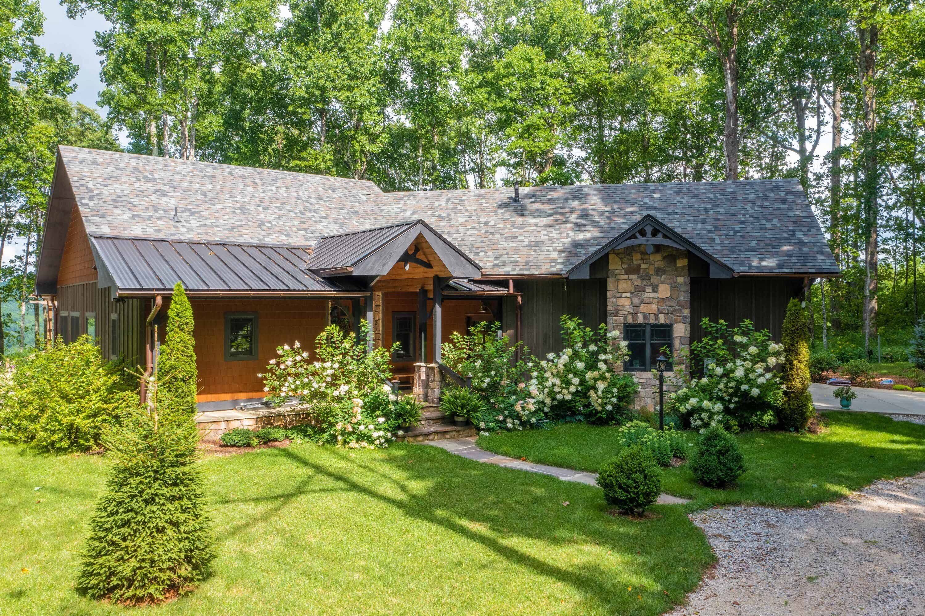 Hot Tub, Firepit, Spectacular Mtn View, Private, Easy Access, Nearby the Parkway
