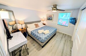 2 quartos, escrivaninha, ferros/tábuas de passar roupa, berço de viagem